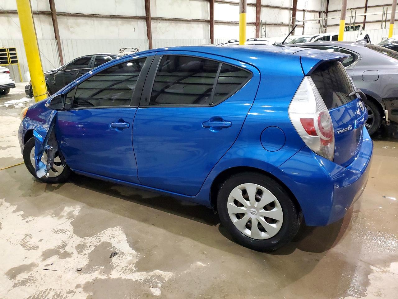 2013 TOYOTA PRIUS C TWO photo 4