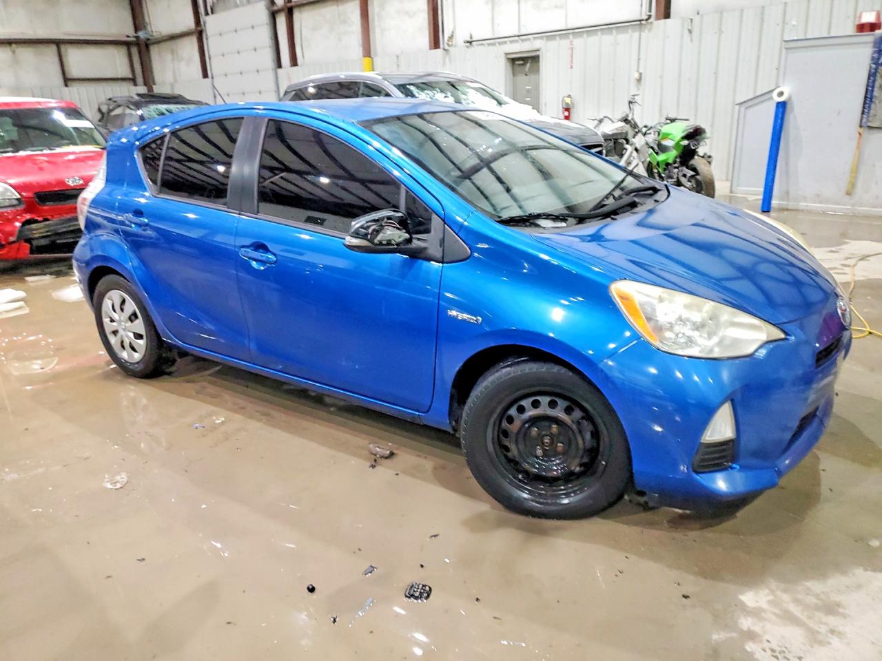 2013 TOYOTA PRIUS C TWO photo 10