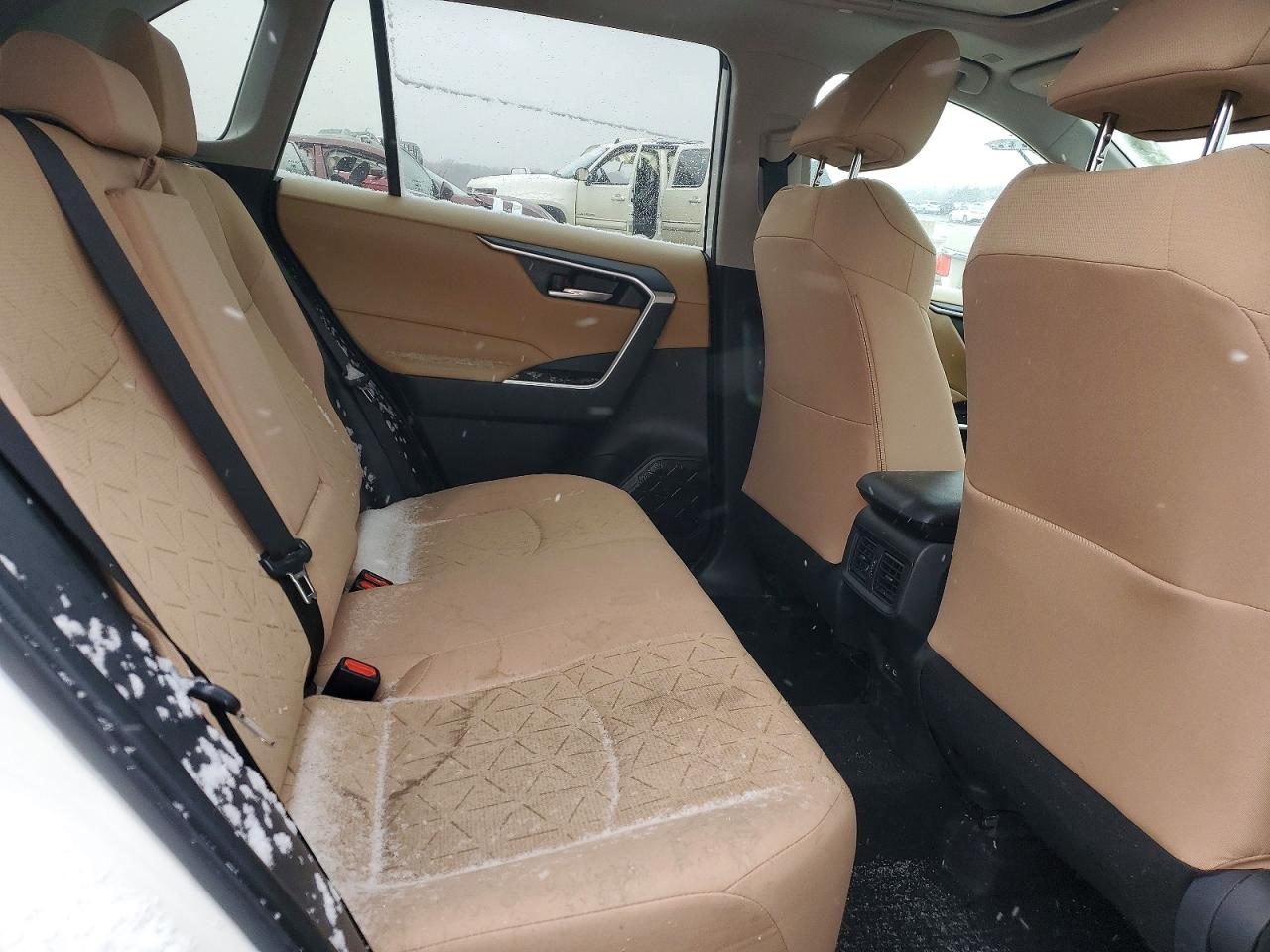 2025 TOYOTA RAV4 XLE photo 31