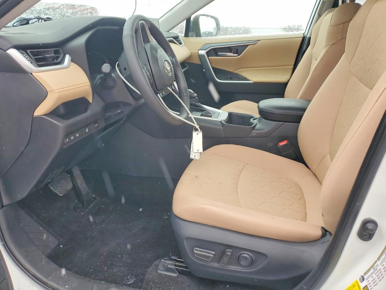 2025 TOYOTA RAV4 XLE photo 19