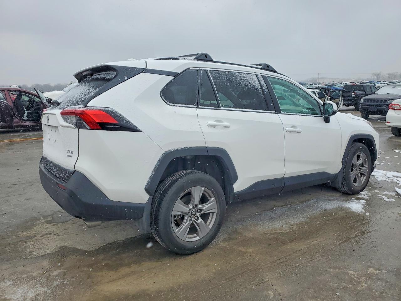 2025 TOYOTA RAV4 XLE photo 7