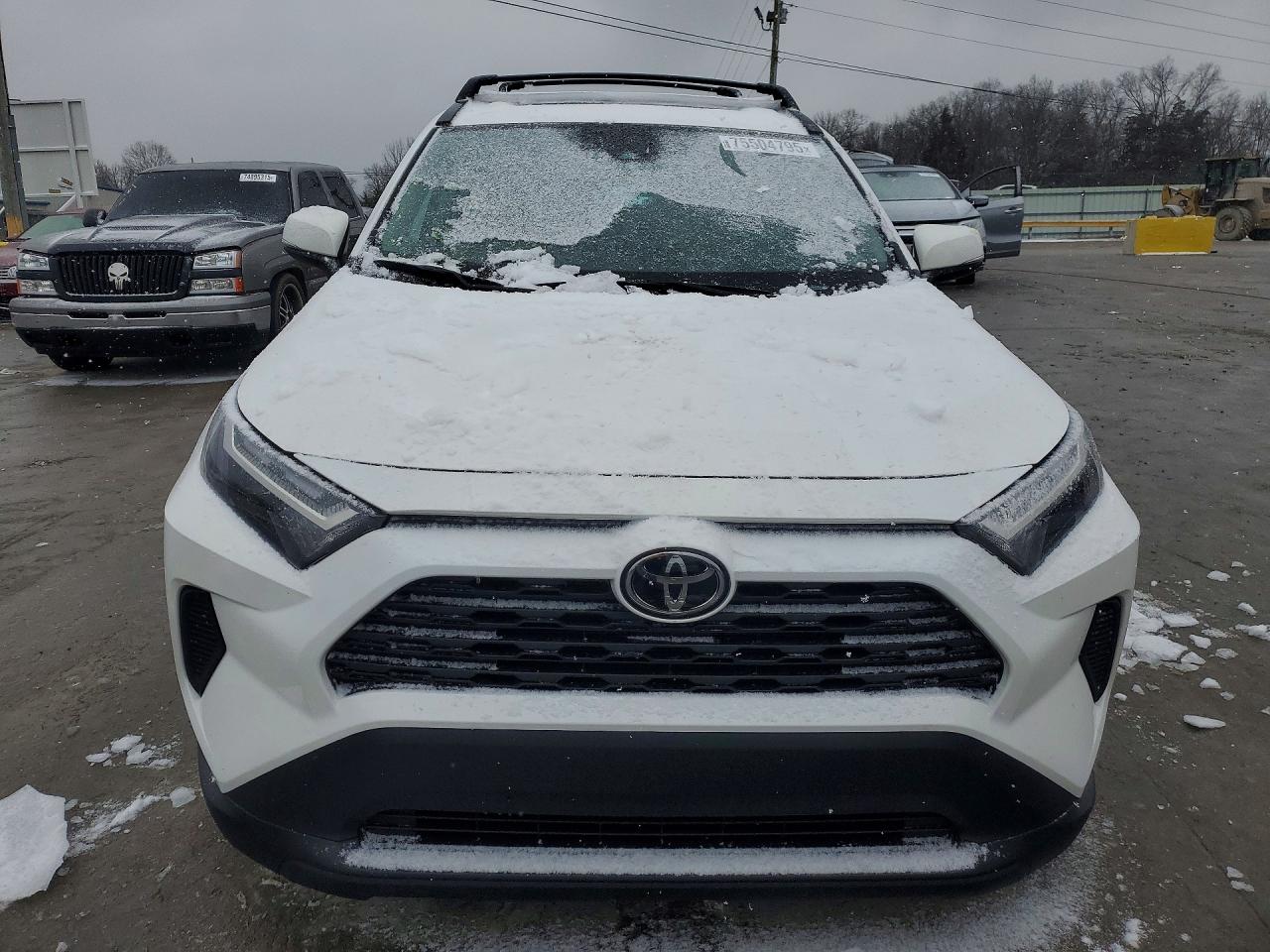2025 TOYOTA RAV4 XLE photo 13