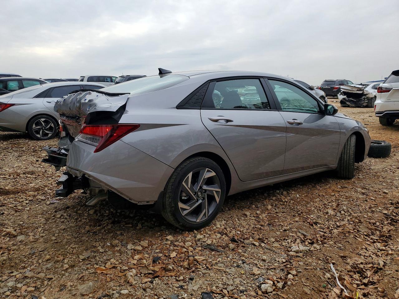 2025 HYUNDAI ELANTRA SEL SPORT photo 5