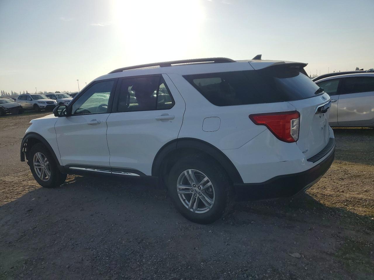 2023 FORD EXPLORER XLT photo 2