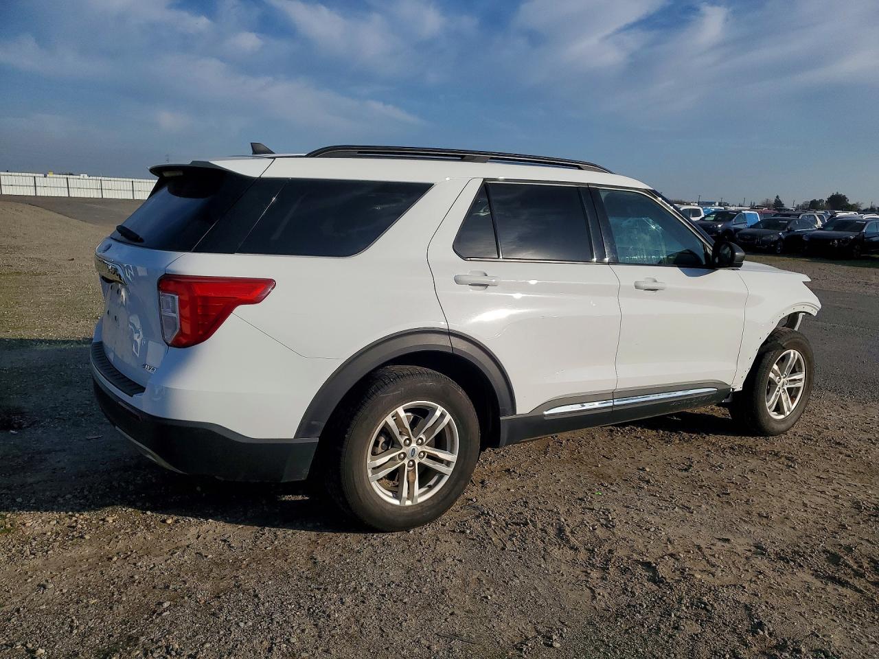 2023 FORD EXPLORER XLT photo 3