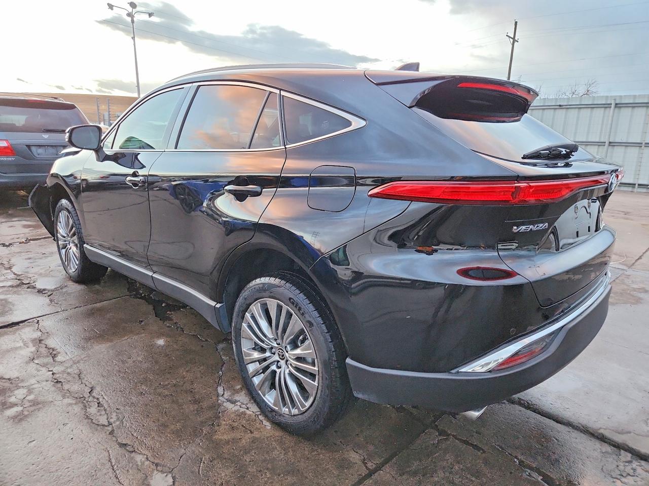 2022 TOYOTA VENZA XLE photo 3