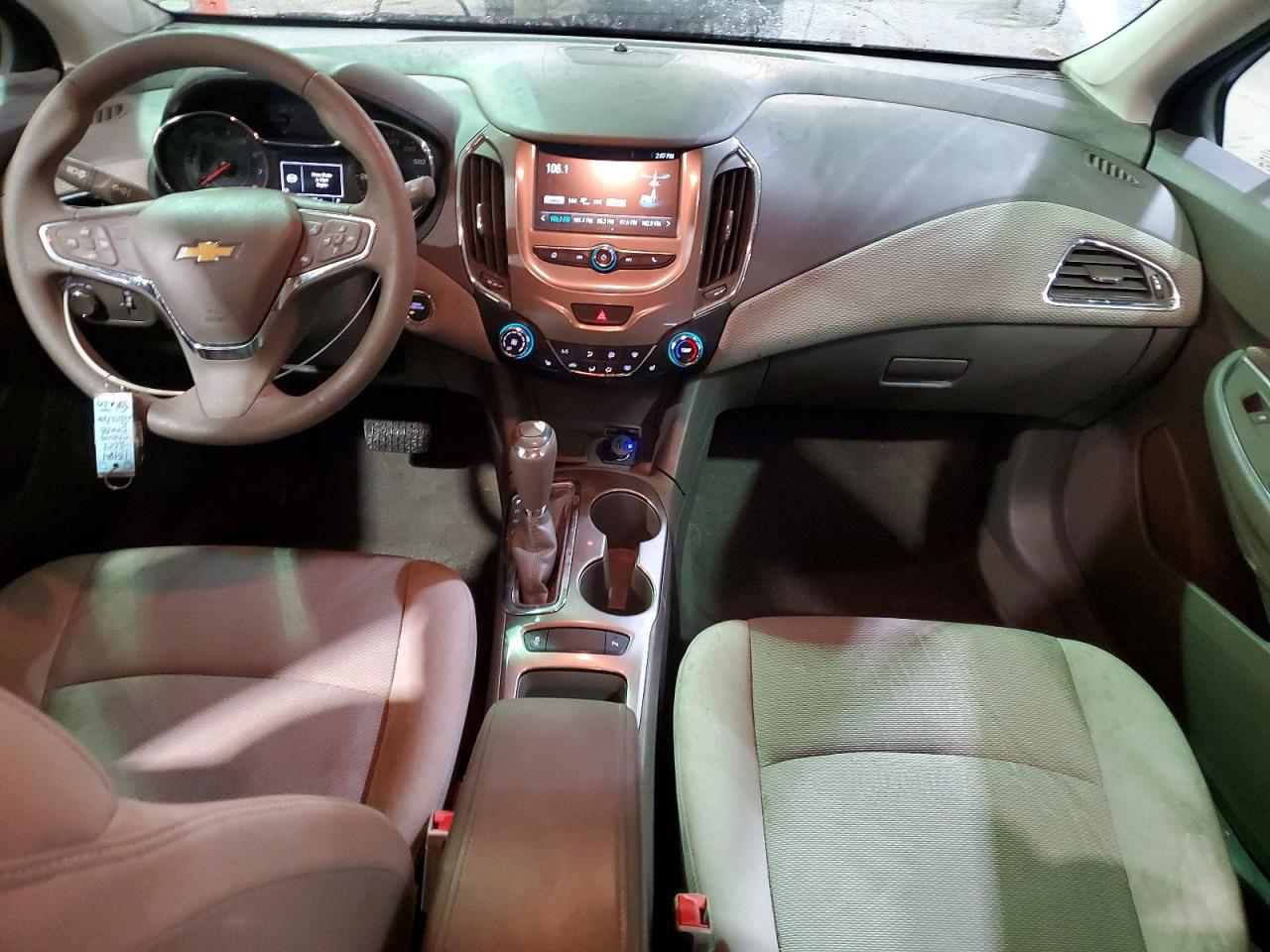2017 CHEVROLET CRUZE LT photo 8