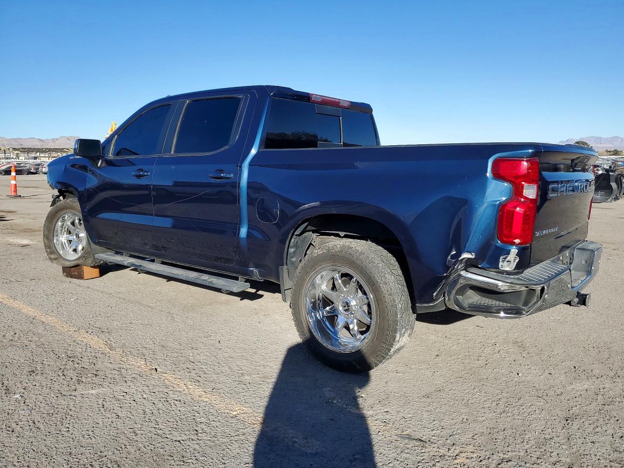 2019 CHEVROLET SILVERADO C1500 LT photo 2