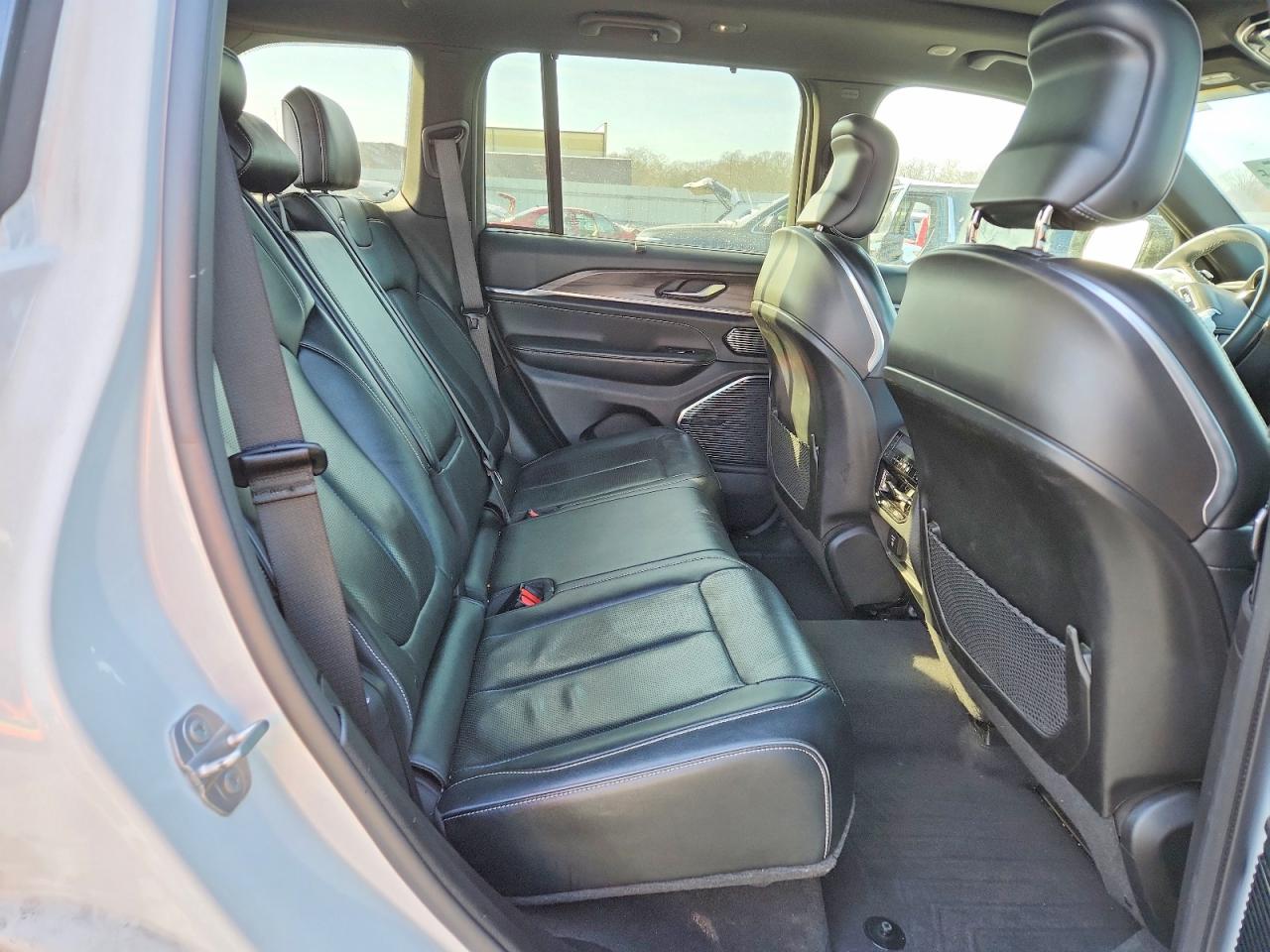 2022 JEEP GRAND CHEROKEE OVERLAND photo 31