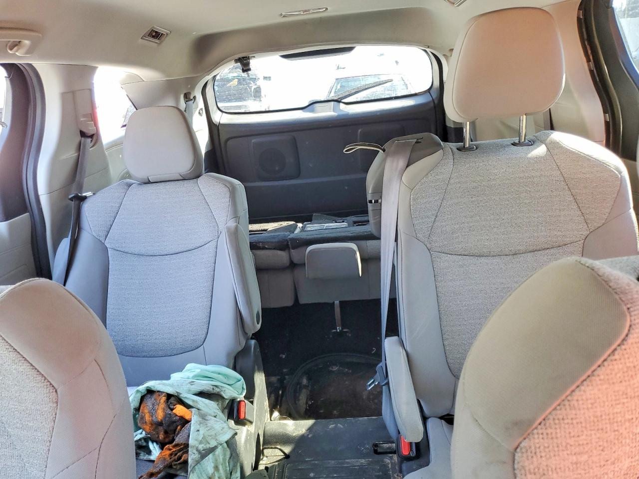 2022 TOYOTA SIENNA LE photo 10
