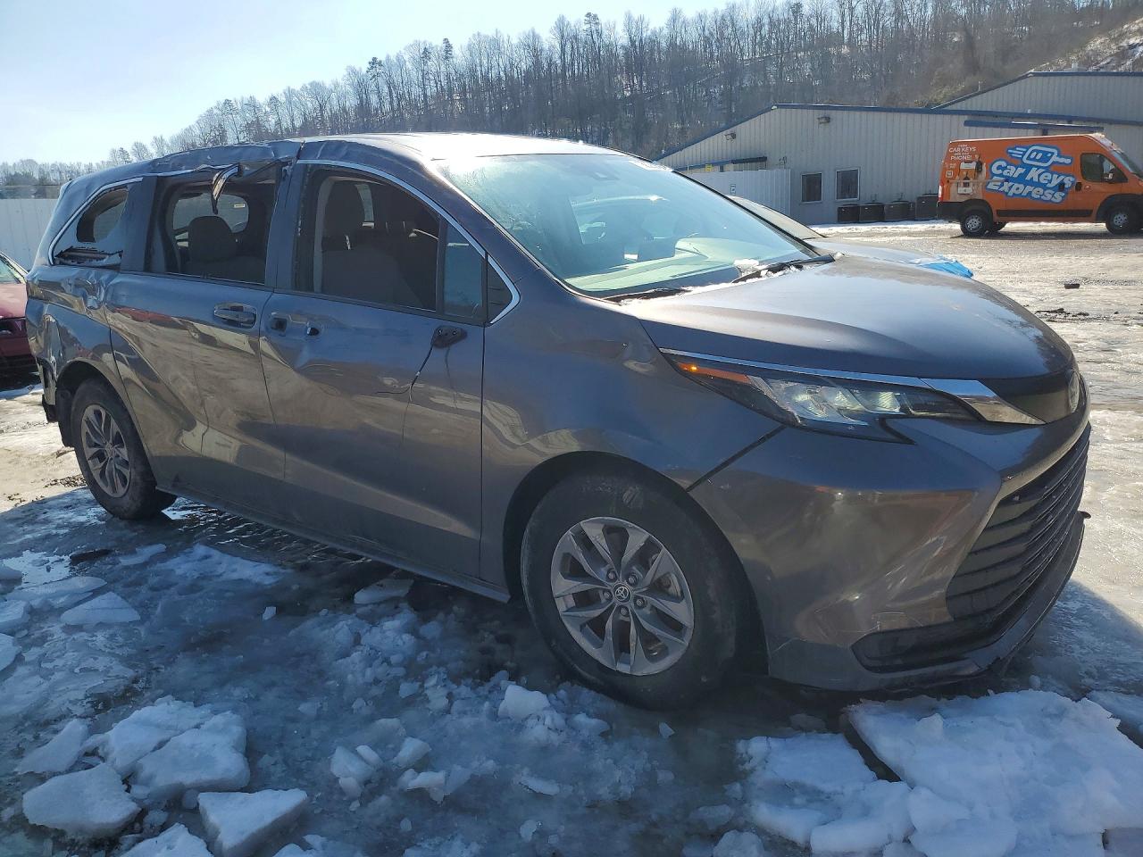 2022 TOYOTA SIENNA LE photo 4
