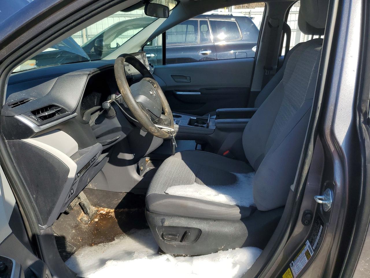 2022 TOYOTA SIENNA LE photo 7