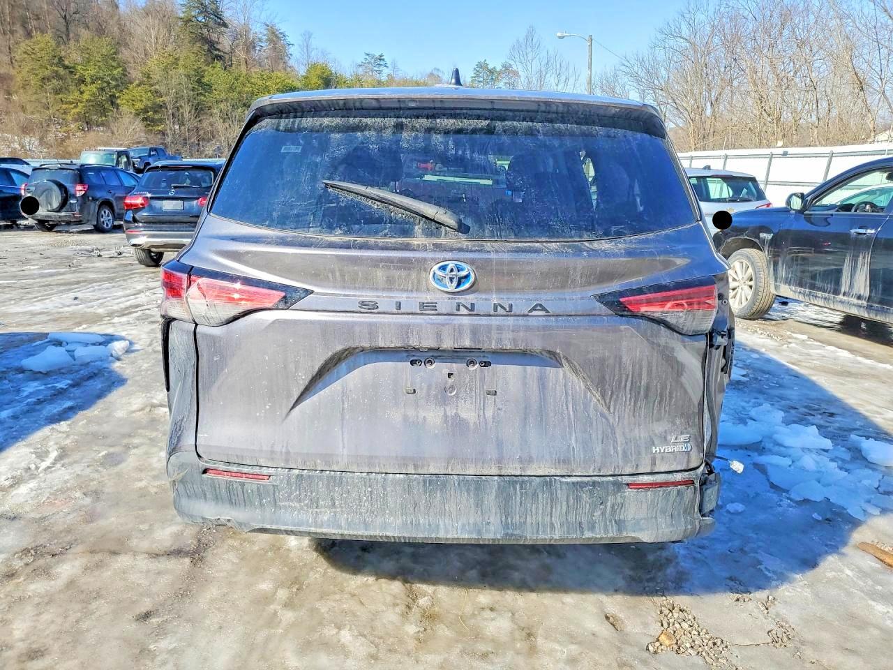 2022 TOYOTA SIENNA LE photo 6