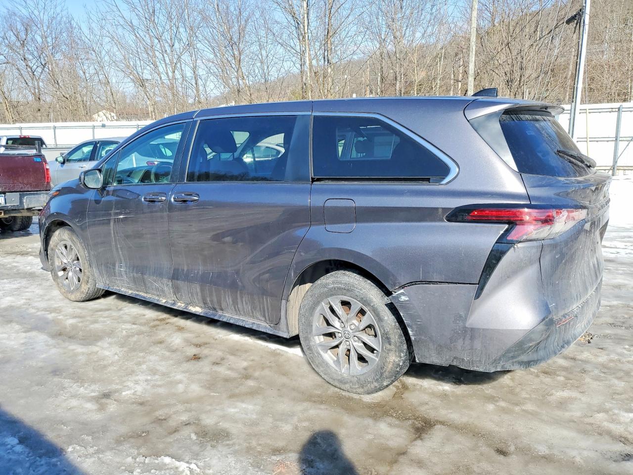 2022 TOYOTA SIENNA LE photo 2