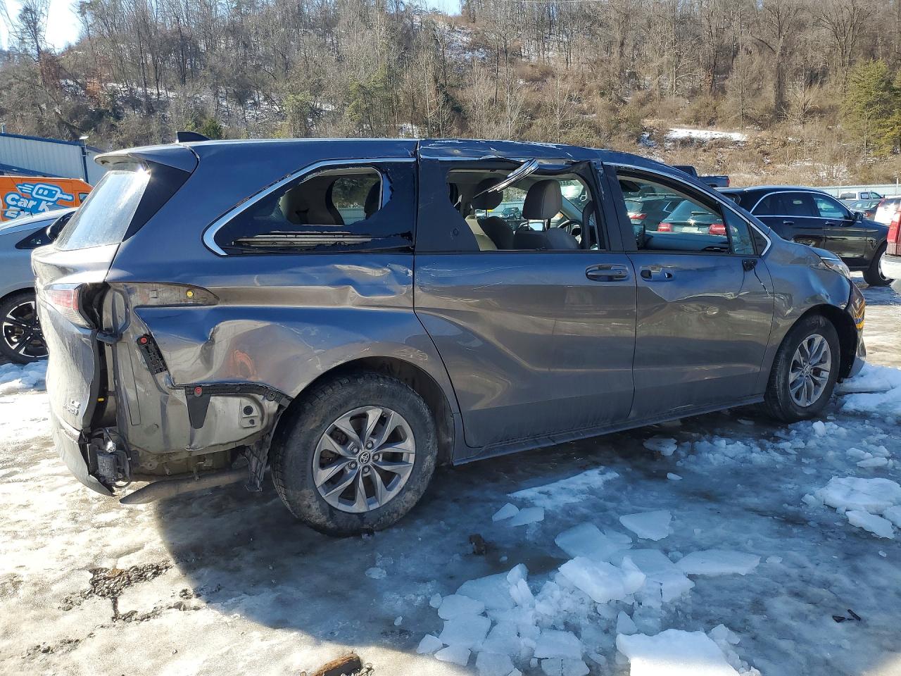 2022 TOYOTA SIENNA LE photo 3