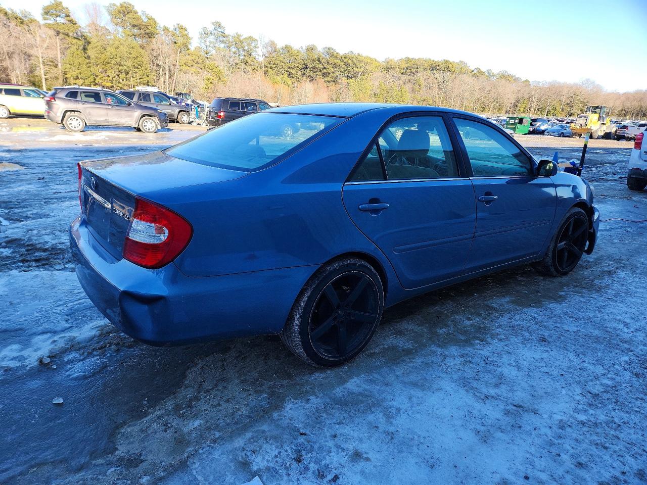 2004 TOYOTA CAMRY LE photo 3