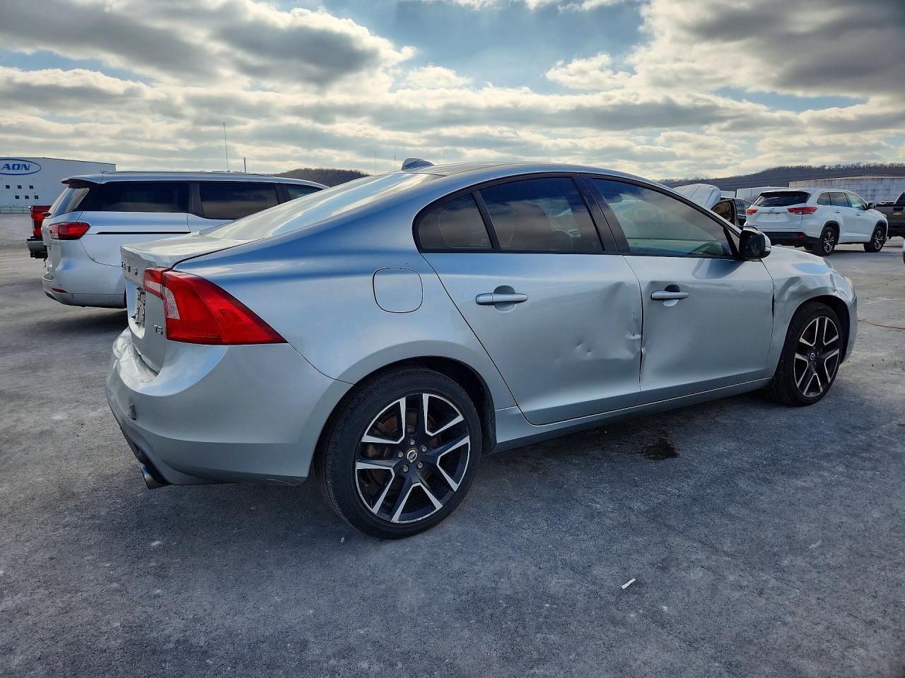 2017 VOLVO S60 photo 5