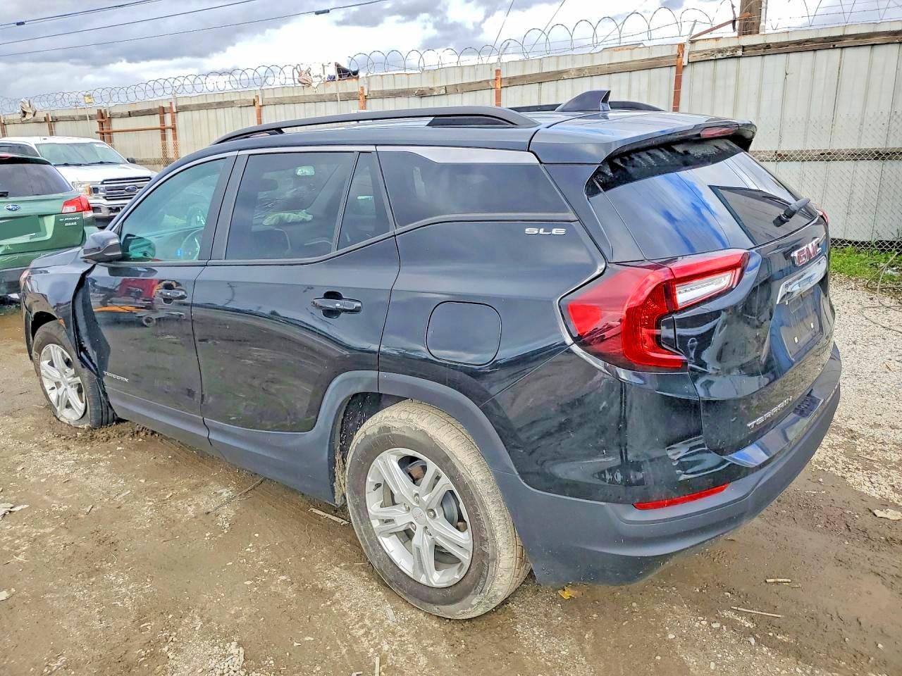 2024 GMC TERRAIN SLE photo 3