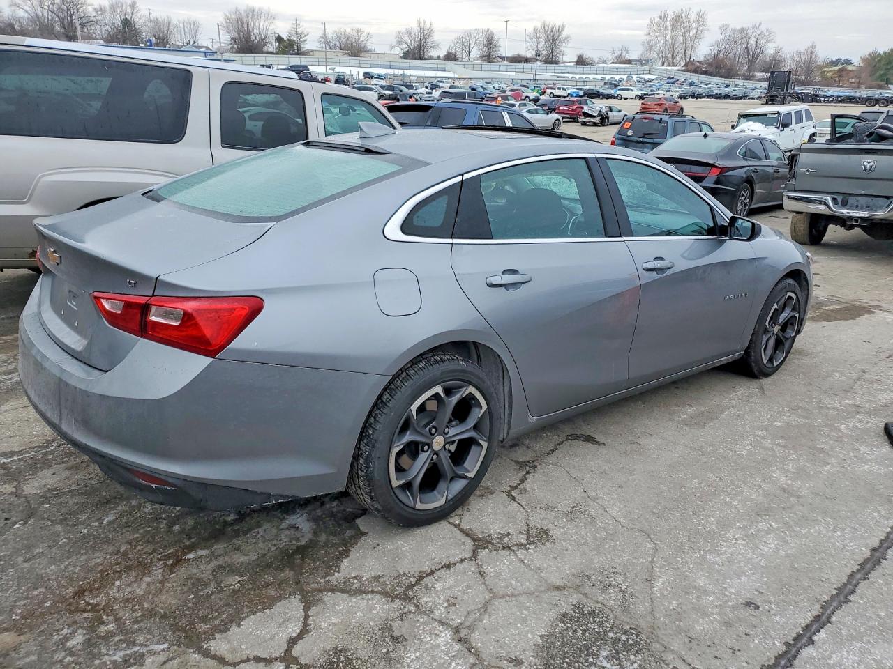 2023 CHEVROLET MALIBU LT photo 3