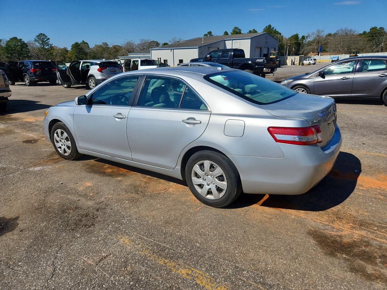 2011 TOYOTA CAMRY LE photo 4