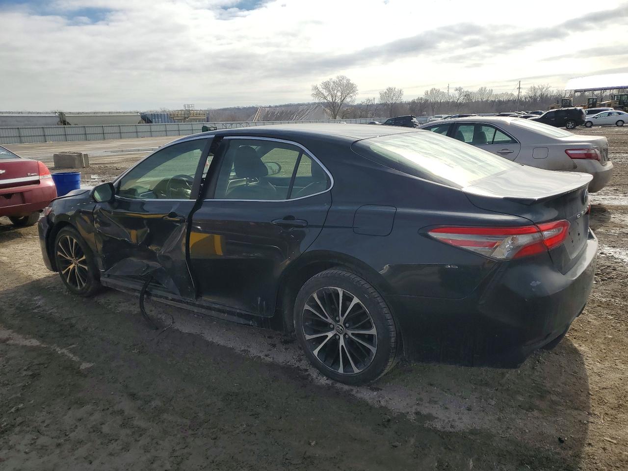 2018 TOYOTA CAMRY SE photo 3