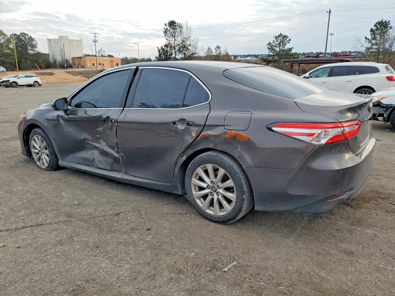 2018 TOYOTA CAMRY L photo 3