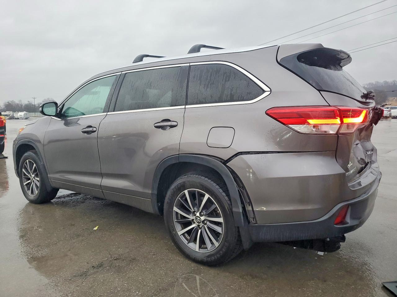 2018 TOYOTA HIGHLANDER SE photo 2
