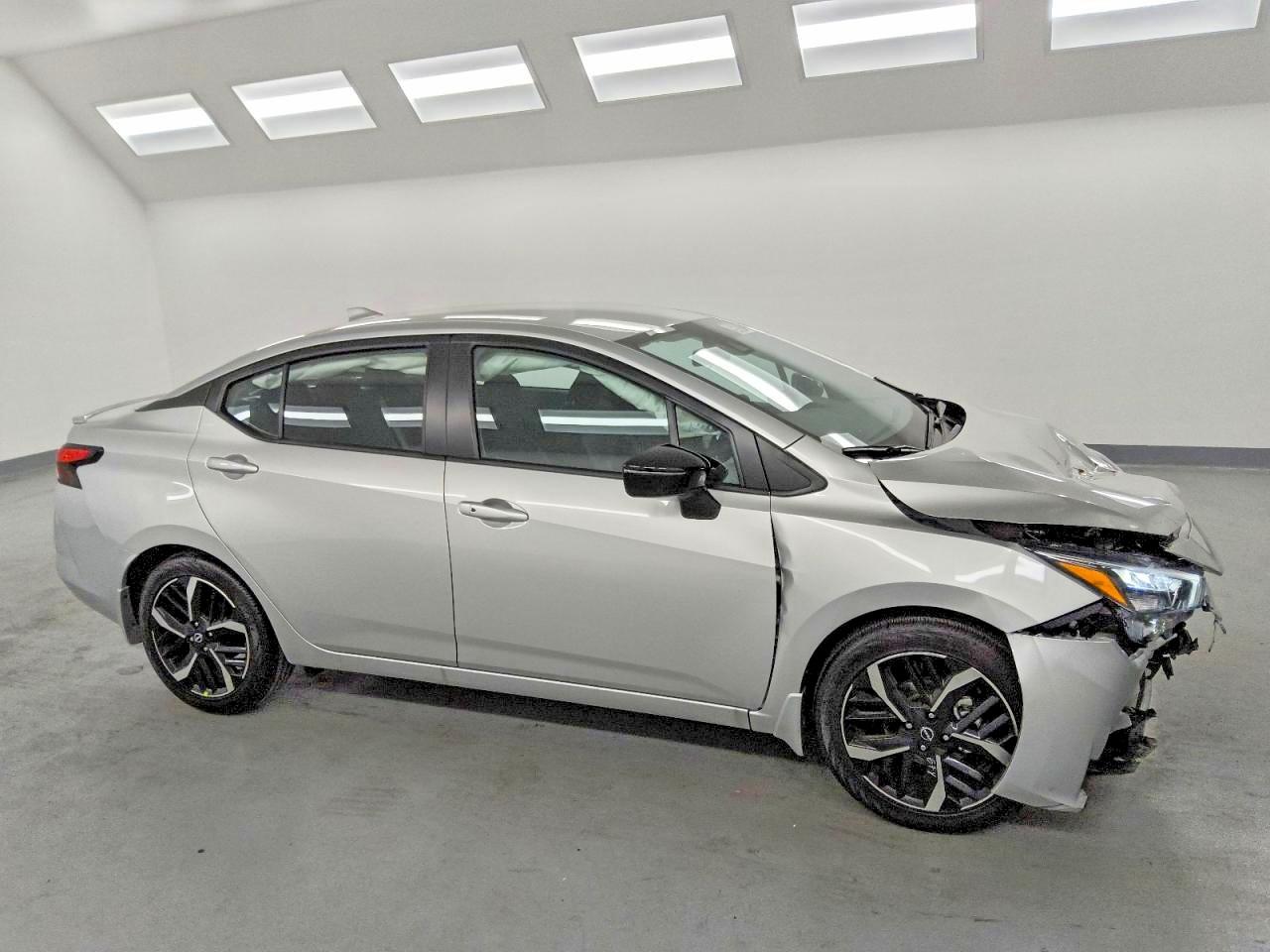 2025 NISSAN VERSA SR photo 4