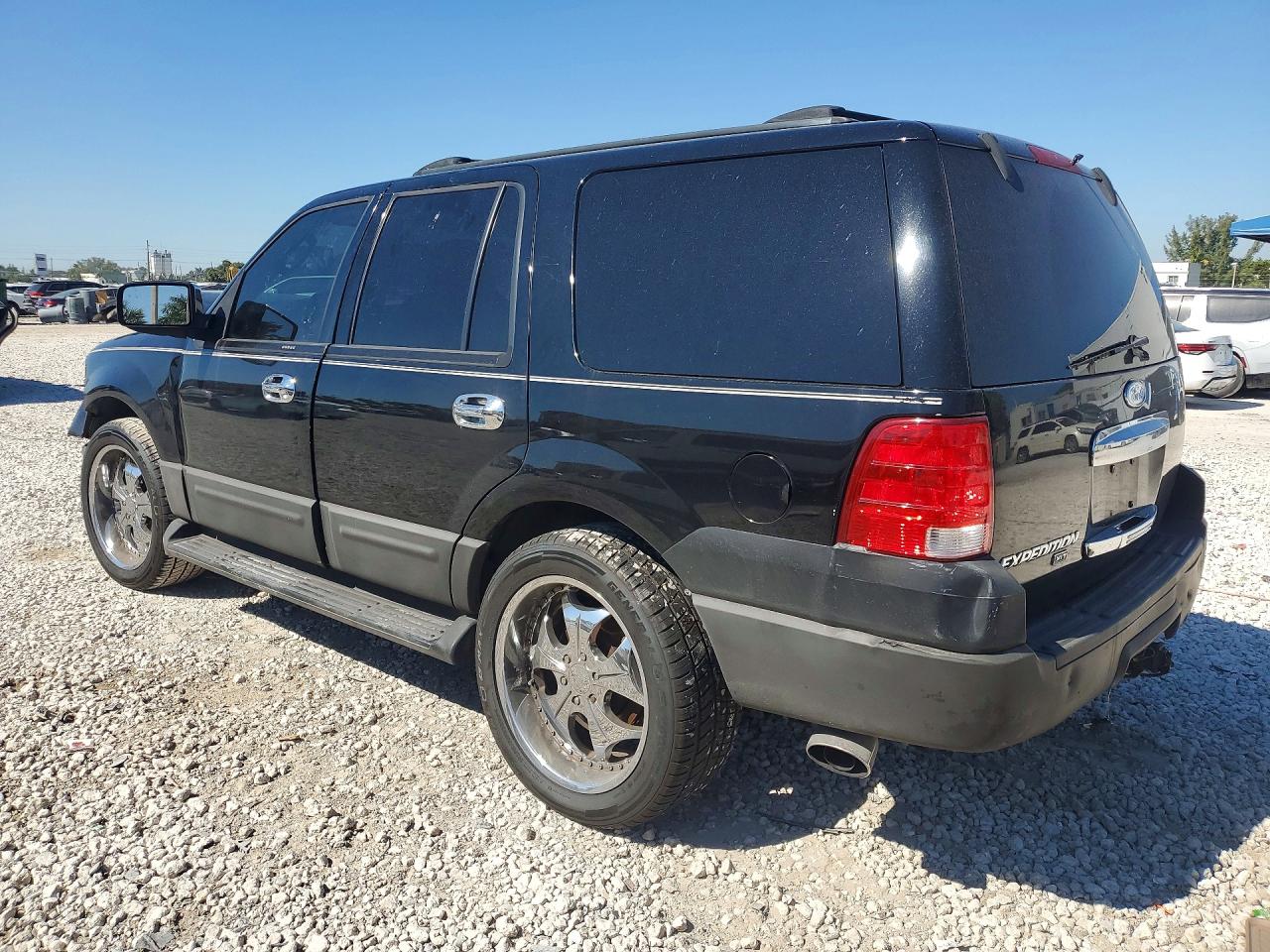 2004 FORD EXPEDITION XLT photo 2