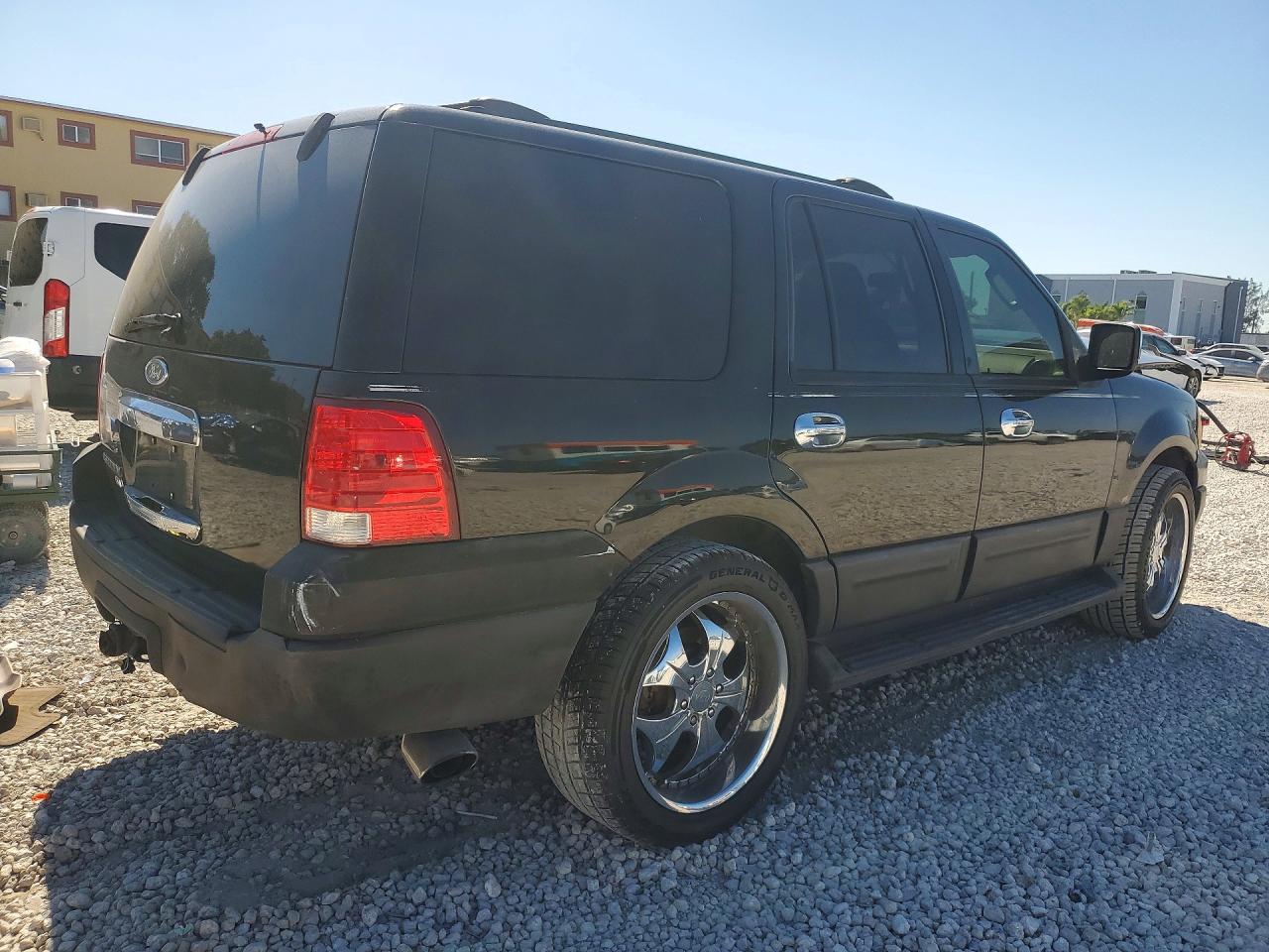 2004 FORD EXPEDITION XLT photo 3