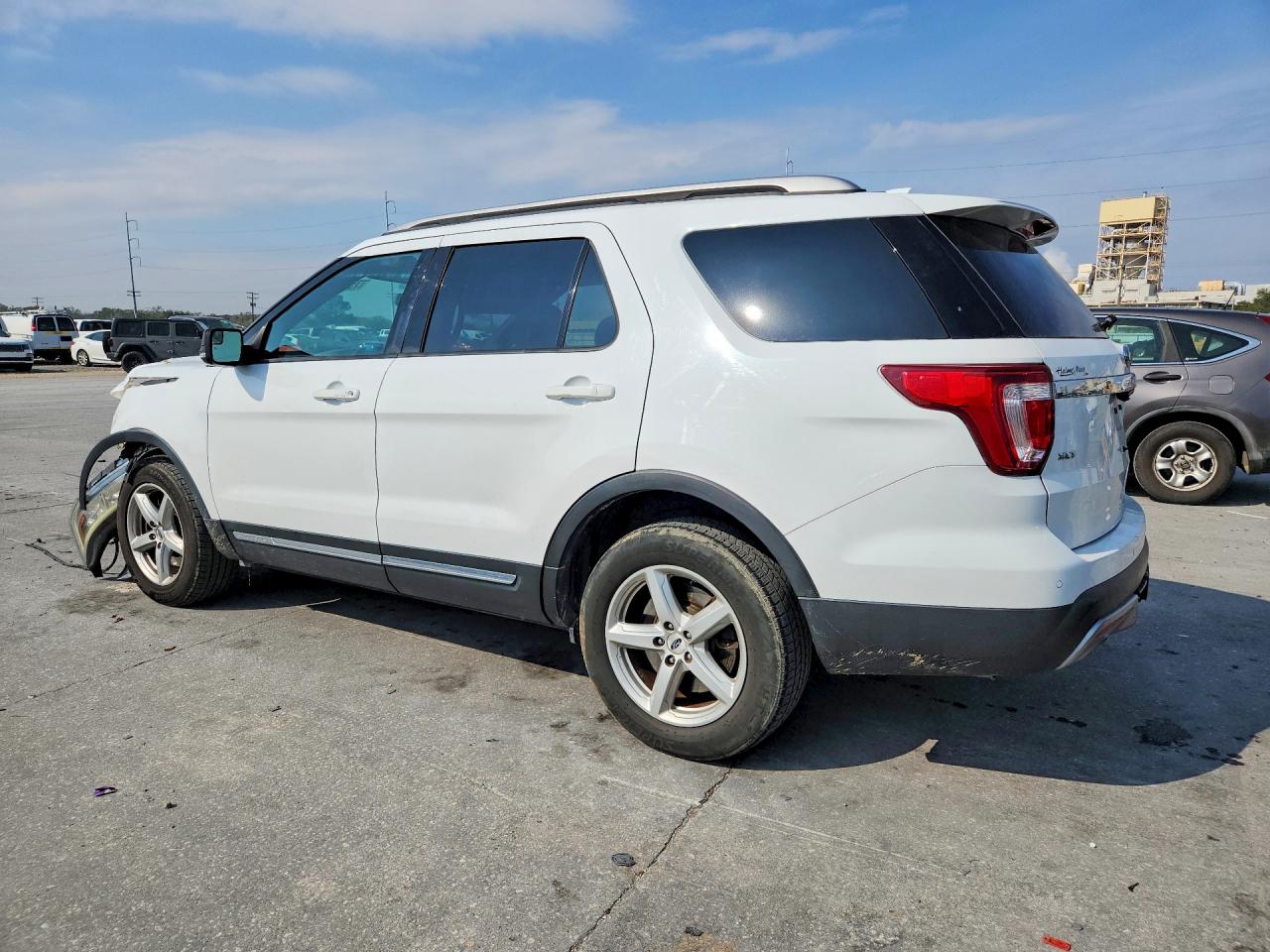 2017 FORD EXPLORER XLT photo 3