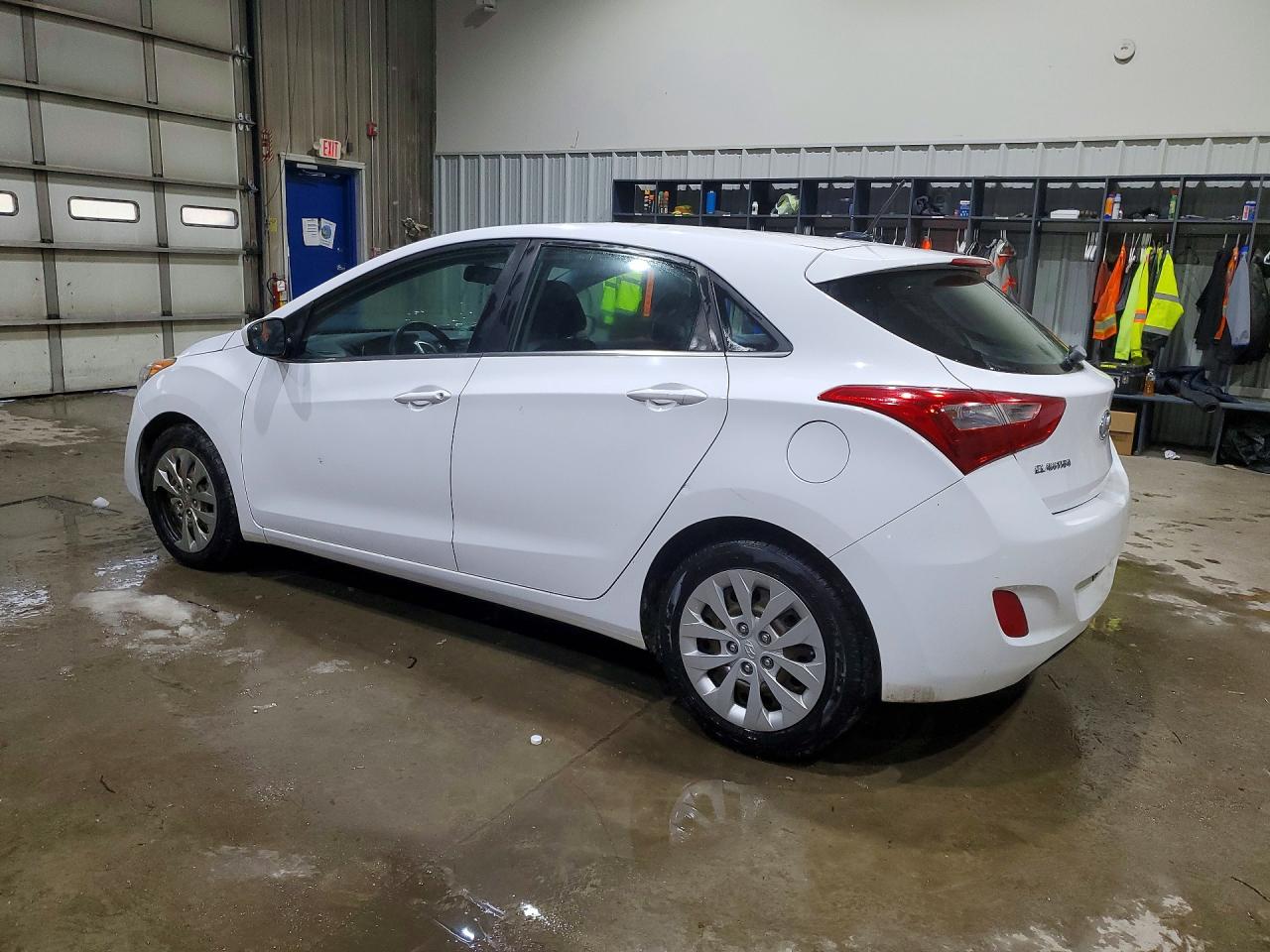 2017 HYUNDAI ELANTRA GT BASE photo 2