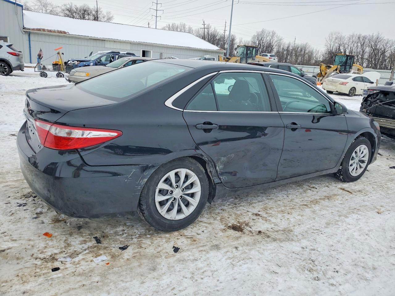 2016 TOYOTA CAMRY LE photo 3