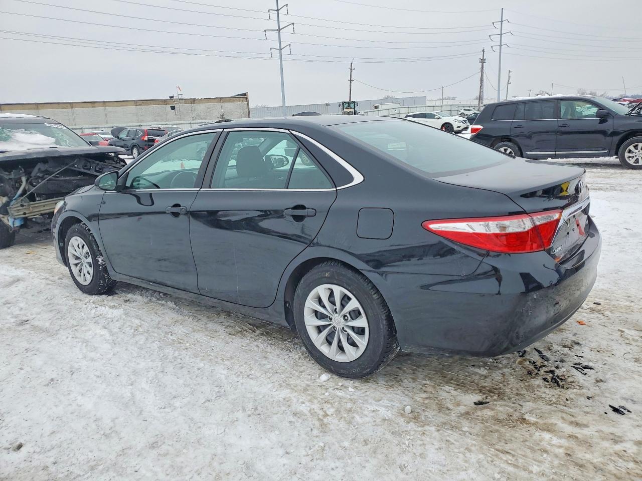 2016 TOYOTA CAMRY LE photo 2