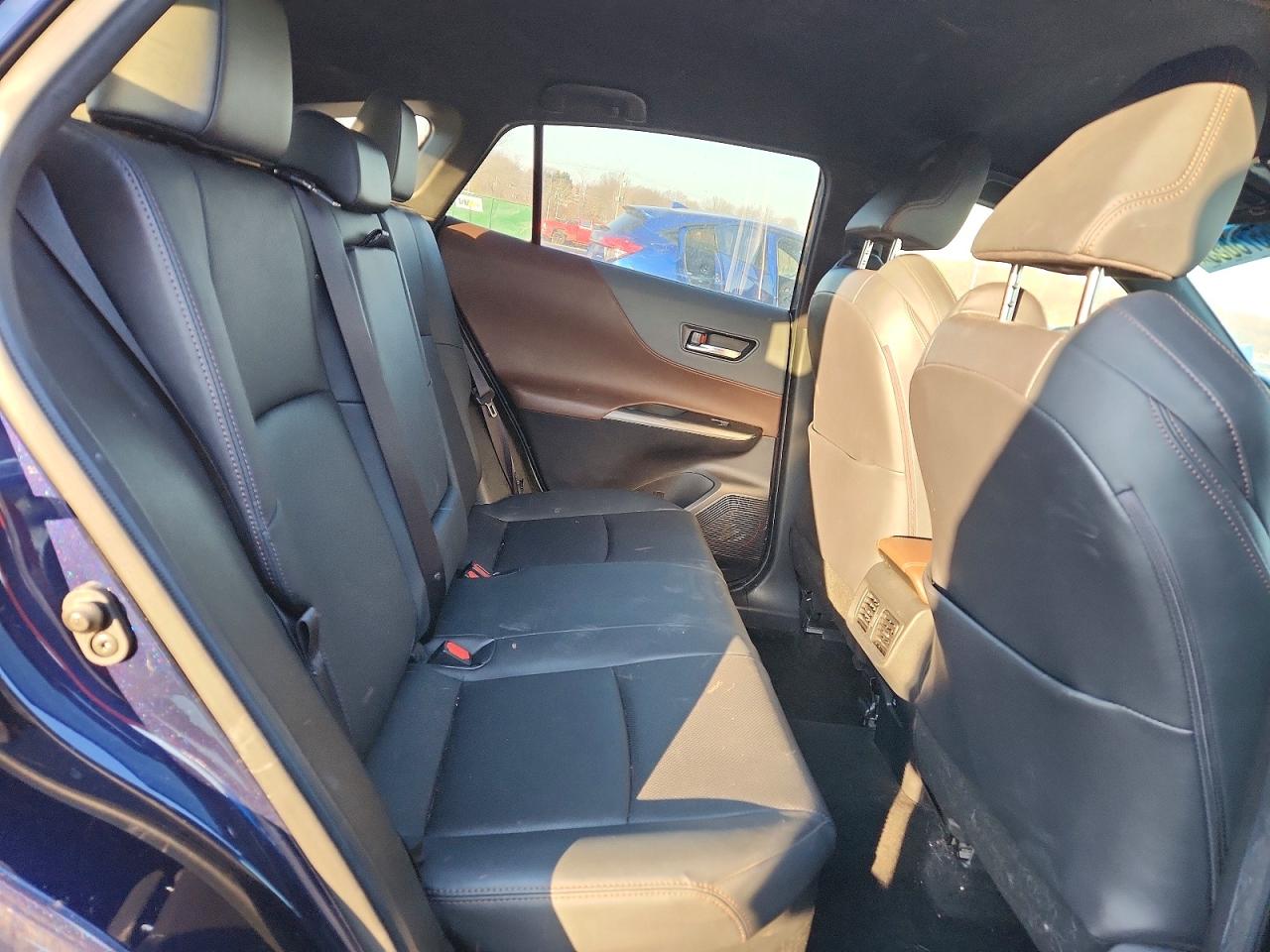 2021 TOYOTA VENZA LE photo 31