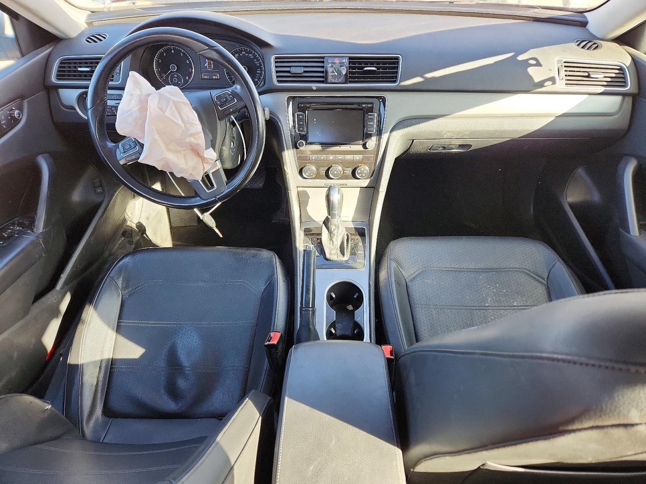 2015 VOLKSWAGEN PASSAT SE photo 8