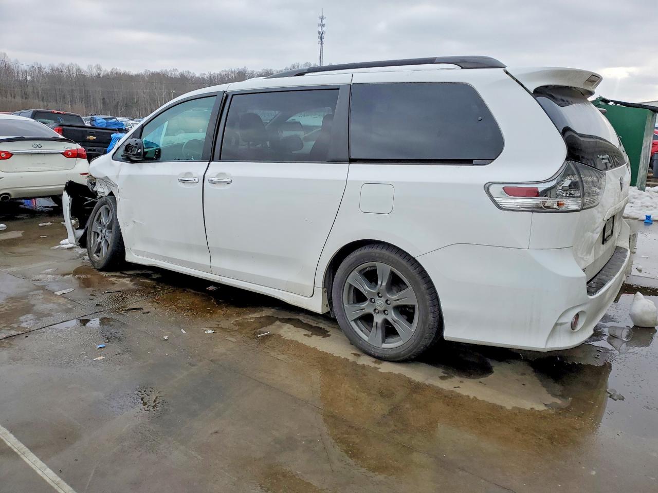 2017 TOYOTA SIENNA SE photo 2