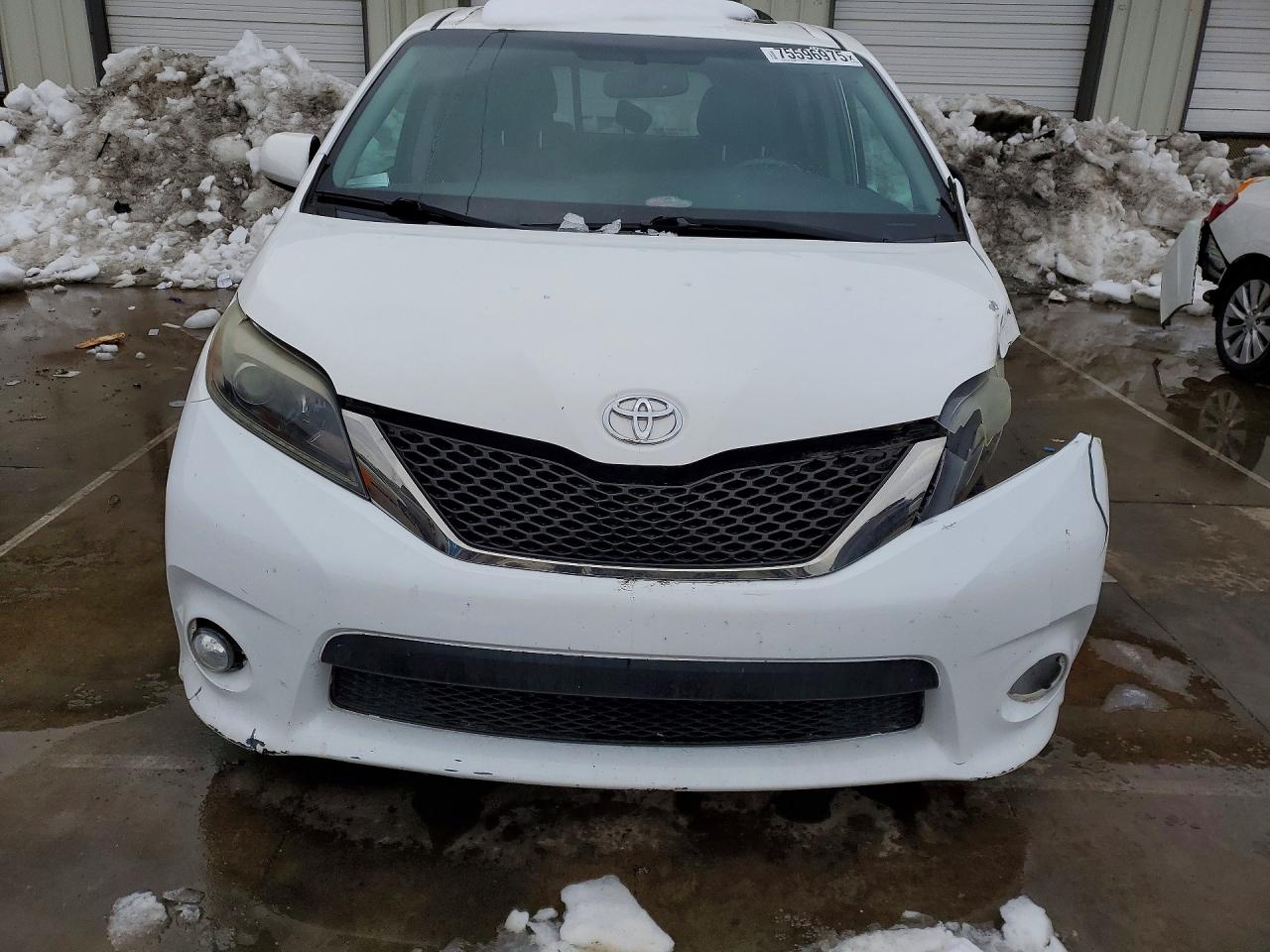 2017 TOYOTA SIENNA SE photo 5