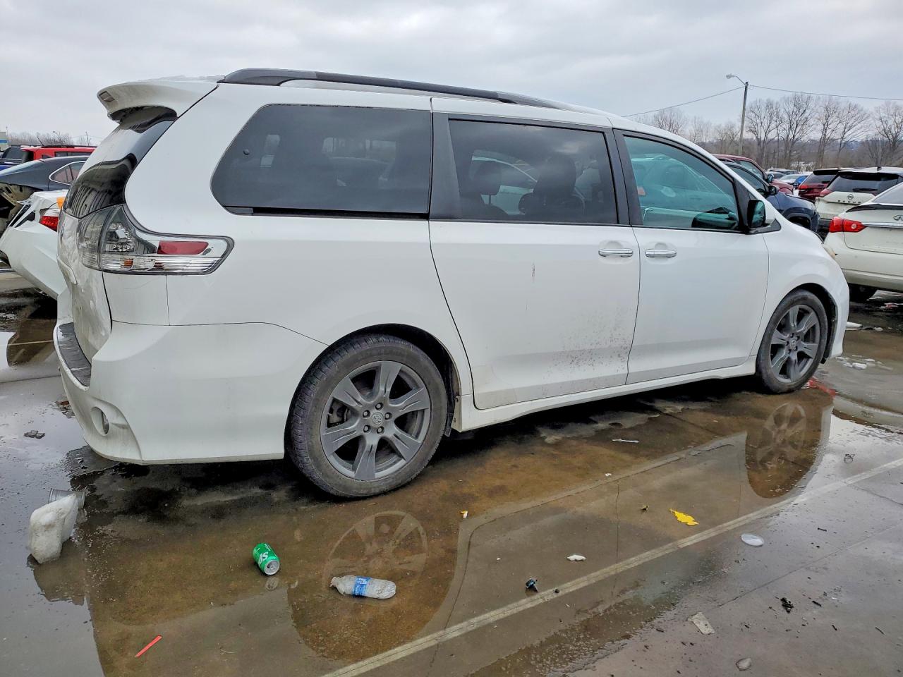 2017 TOYOTA SIENNA SE photo 3