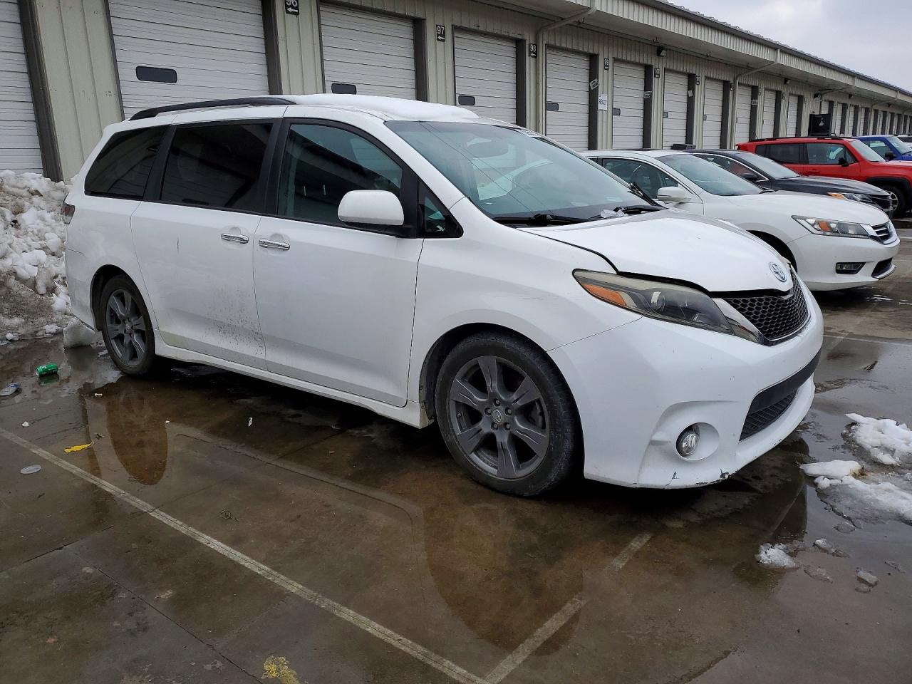 2017 TOYOTA SIENNA SE photo 4