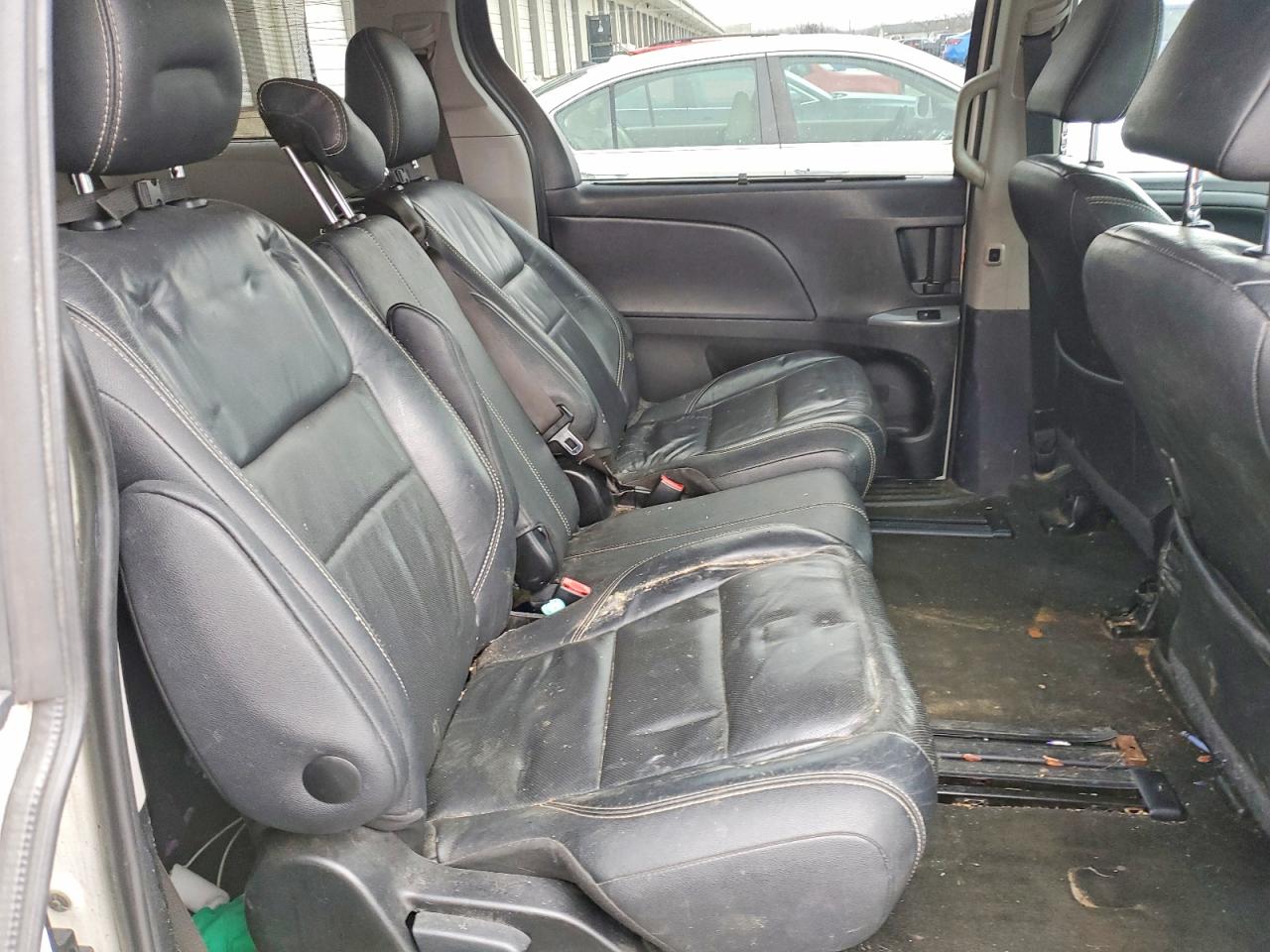 2017 TOYOTA SIENNA SE photo 11