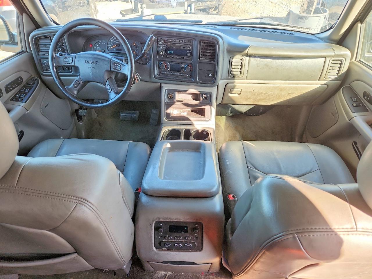 2005 GMC YUKON XL K1500 photo 8