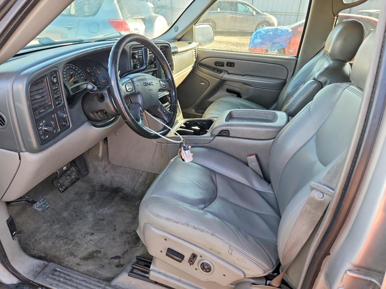 2005 GMC YUKON XL K1500 photo 7