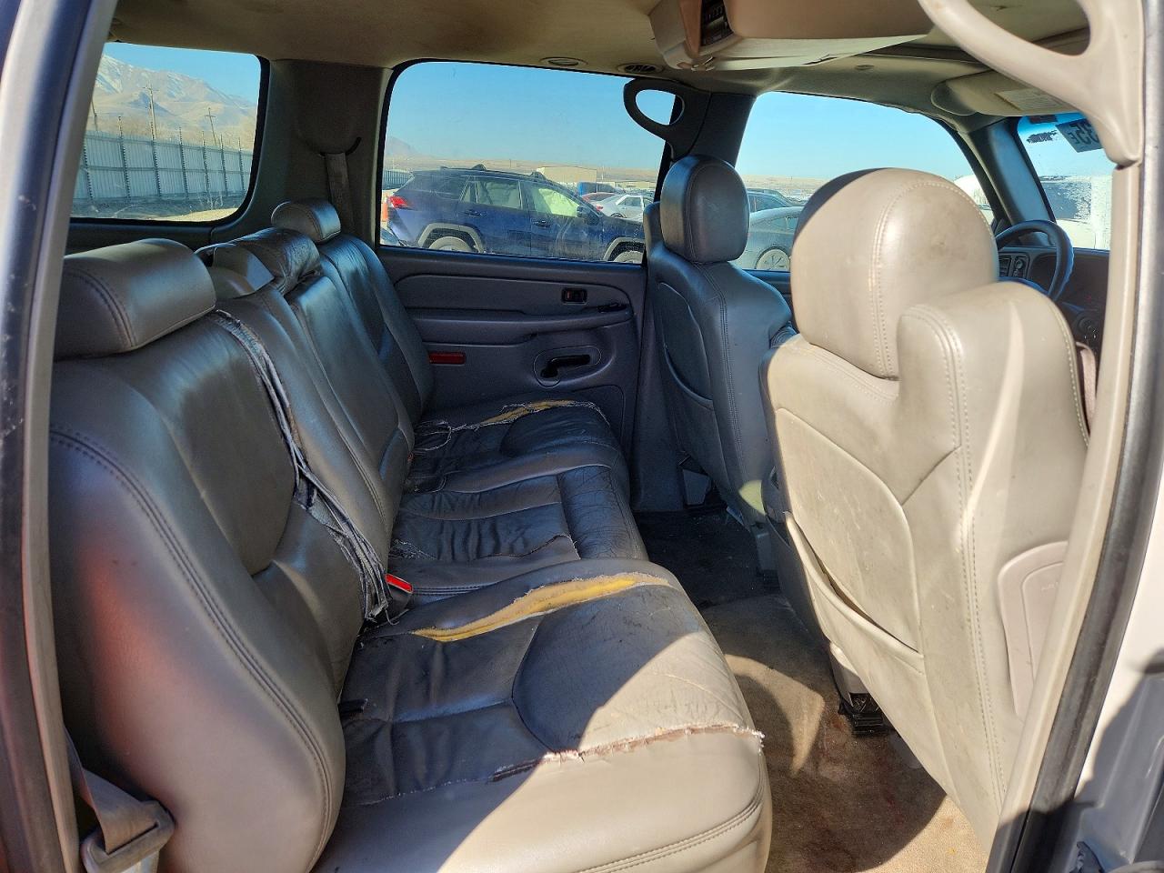 2005 GMC YUKON XL K1500 photo 11