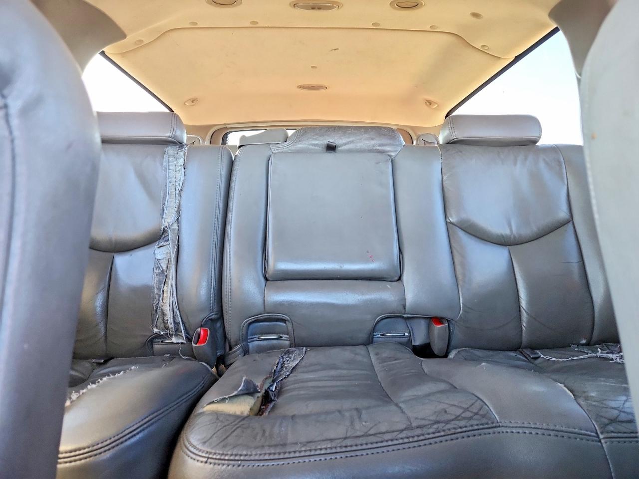 2005 GMC YUKON XL K1500 photo 10
