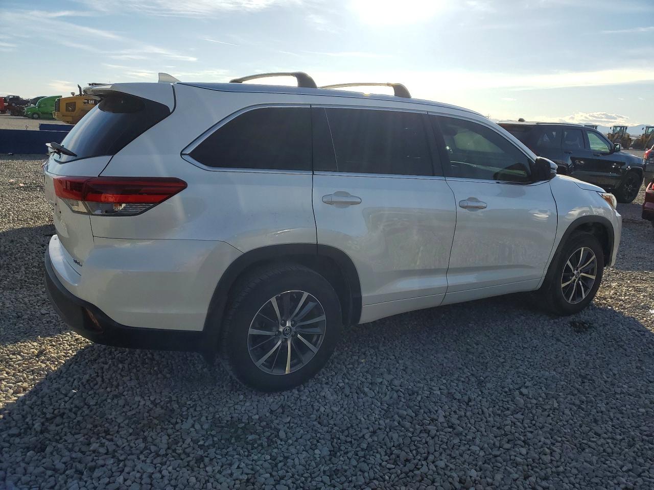 2017 TOYOTA HIGHLANDER photo 3