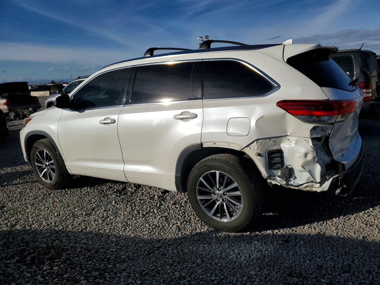 2017 TOYOTA HIGHLANDER photo 2