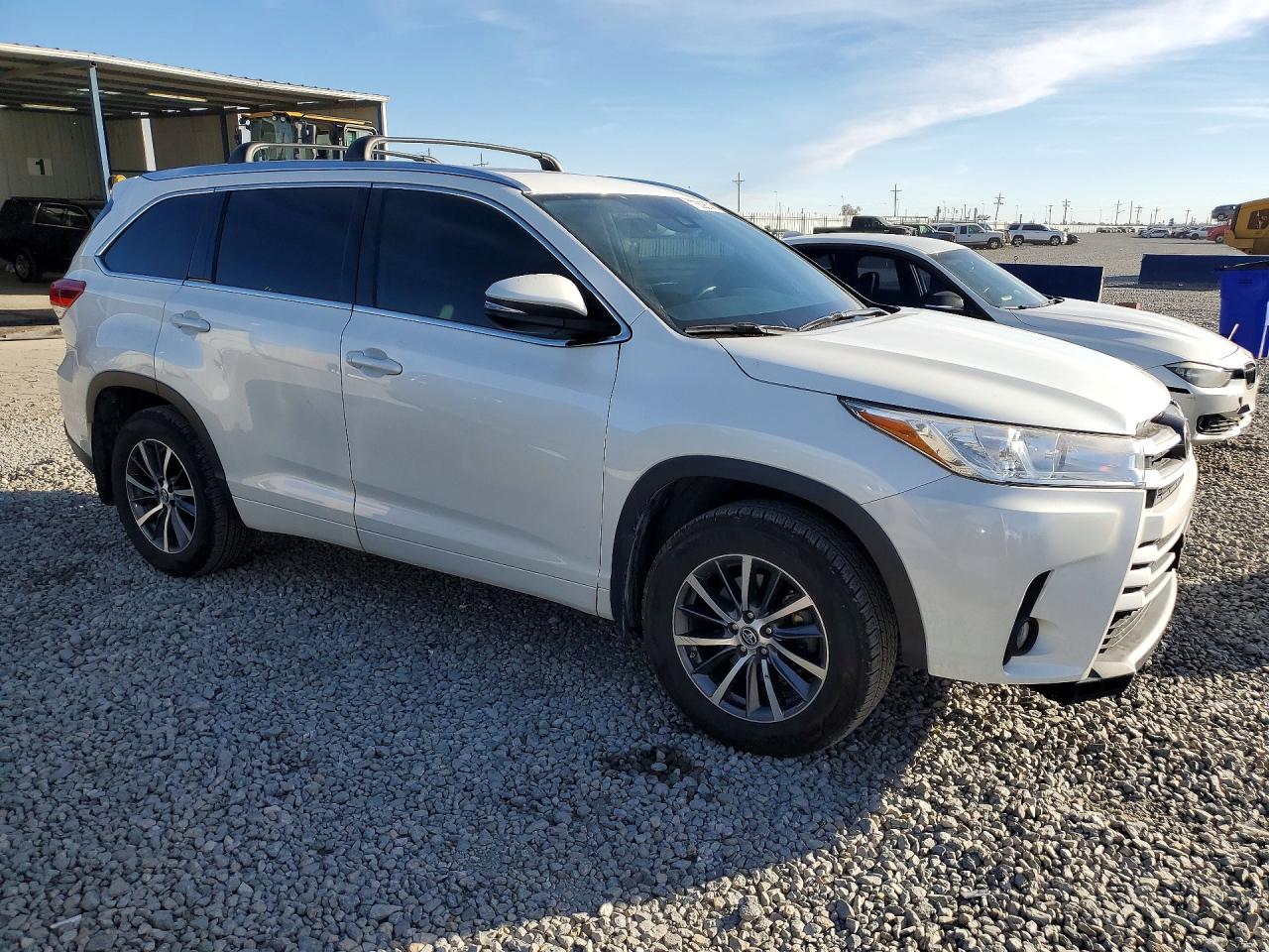 2017 TOYOTA HIGHLANDER photo 4