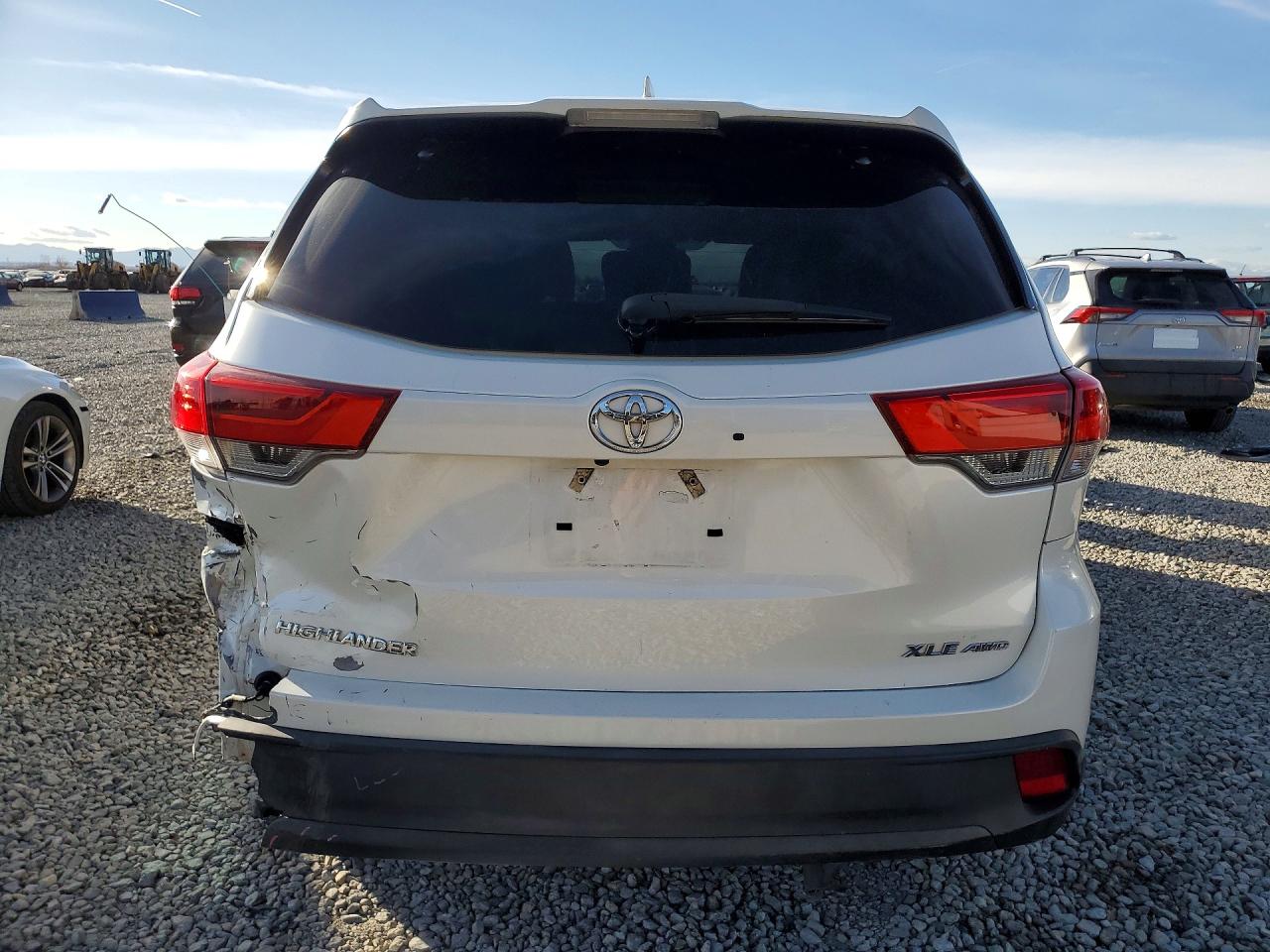 2017 TOYOTA HIGHLANDER photo 6