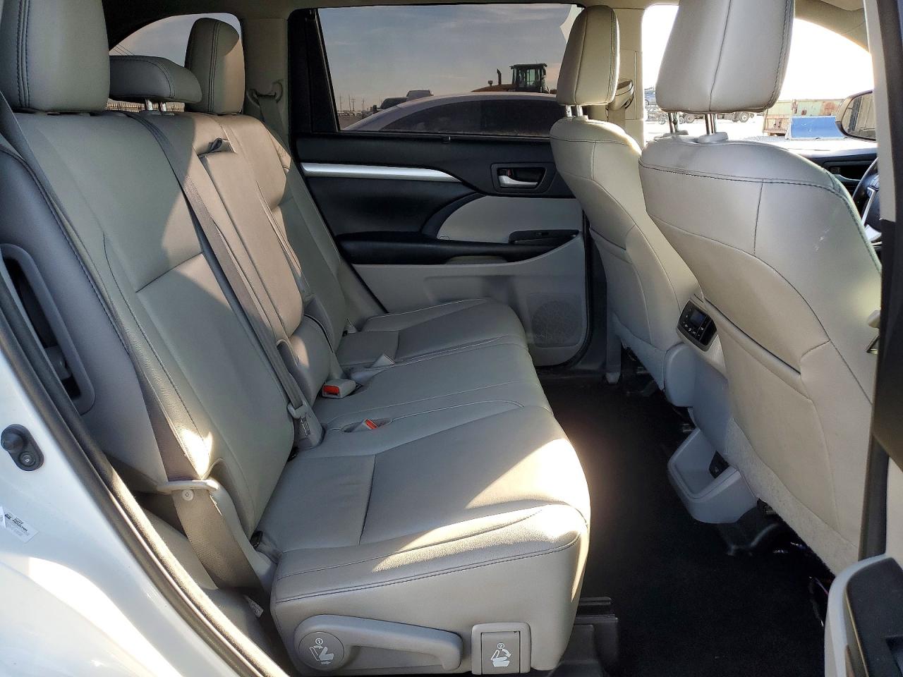 2017 TOYOTA HIGHLANDER photo 11